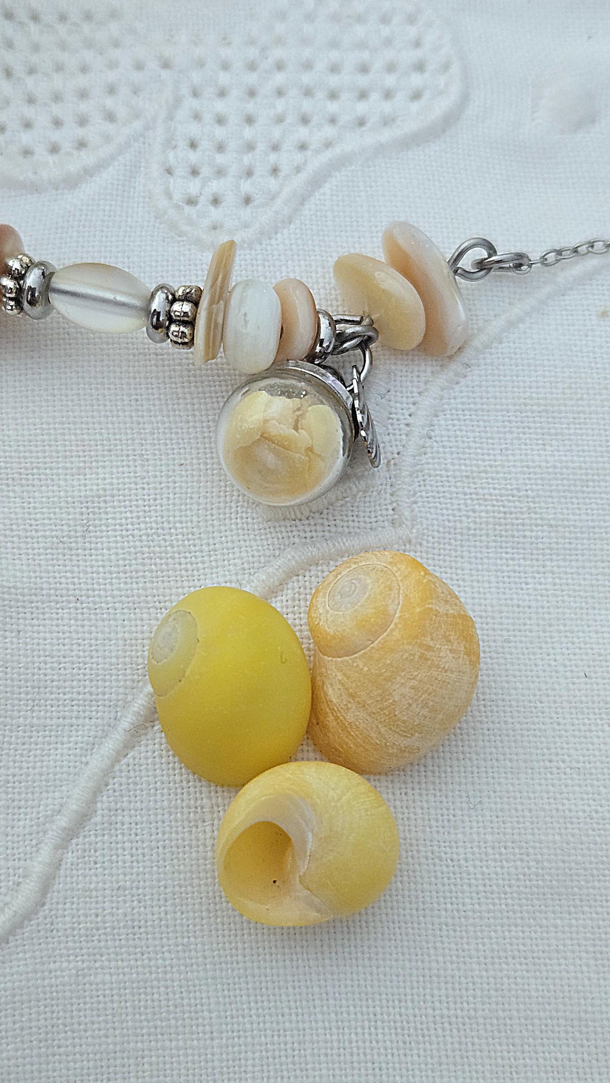 Bracelet de plage en nacre et globe de verre éclats de coquillage