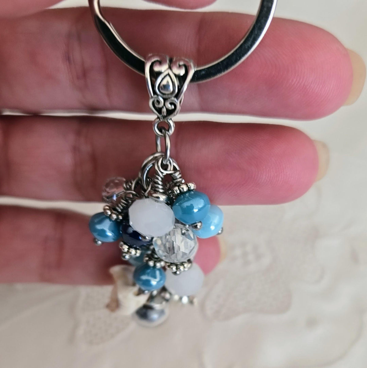 Porte-clés, bijou de sac, perles bleues et coquillage