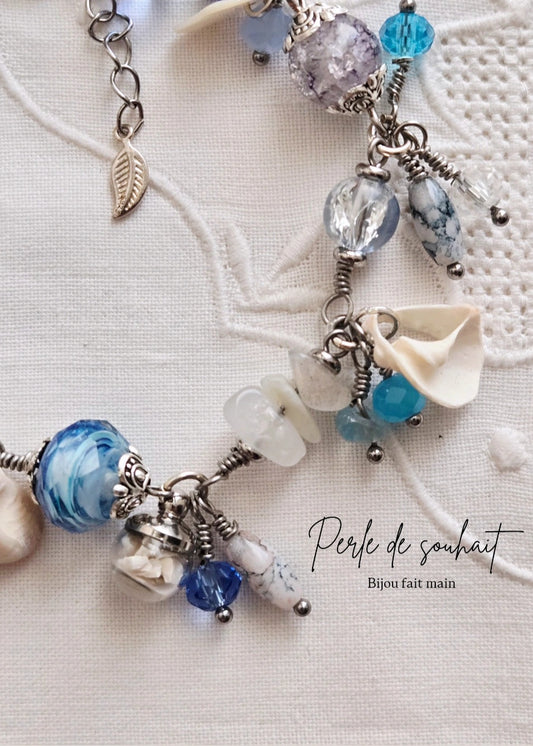 Bracelet perles bleues et coquillages