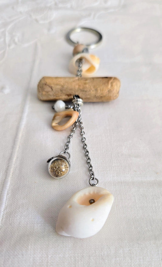Porte-clés coquillages, bois flotté et sable de plage