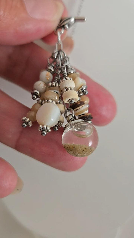 Collier pendentif grappe bohème - perle de verre eau de mer, coquillageet perles de nacre naturelle