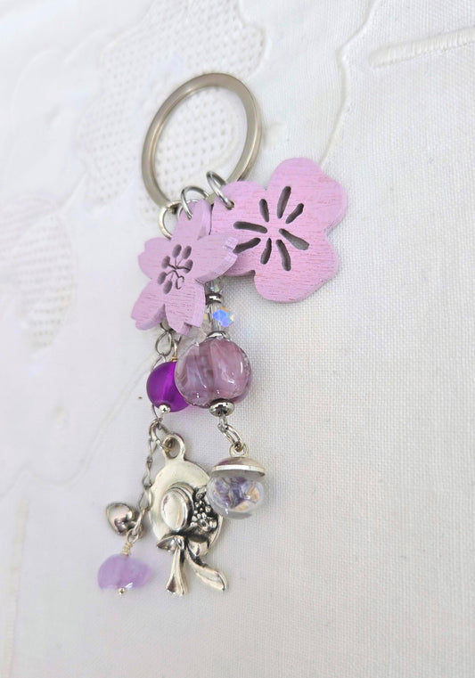 Porte-clés mauve violet floral, charm chapeau, perle coquillage