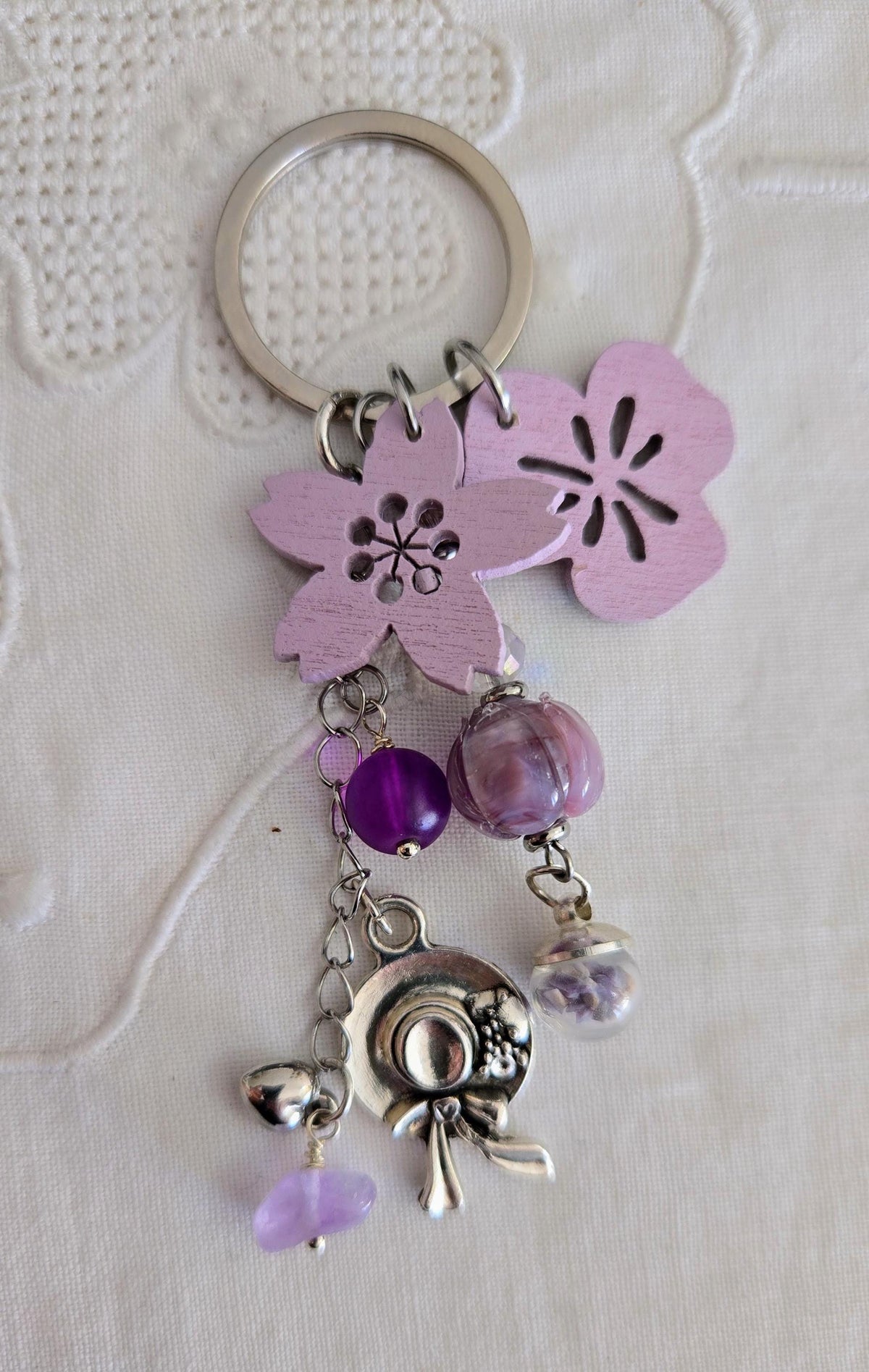 Porte-clés mauve violet floral, charm chapeau, perle coquillage