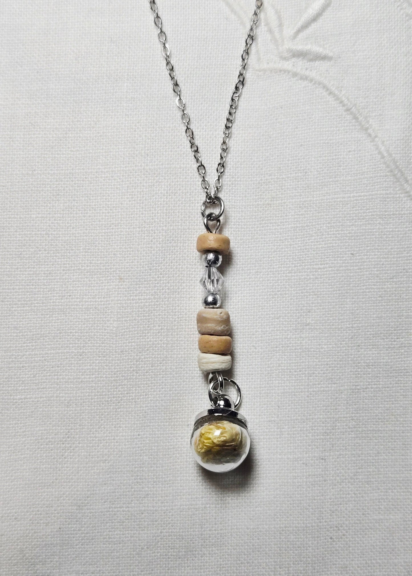 Collier fleurs d'Immortelles et perles de bois