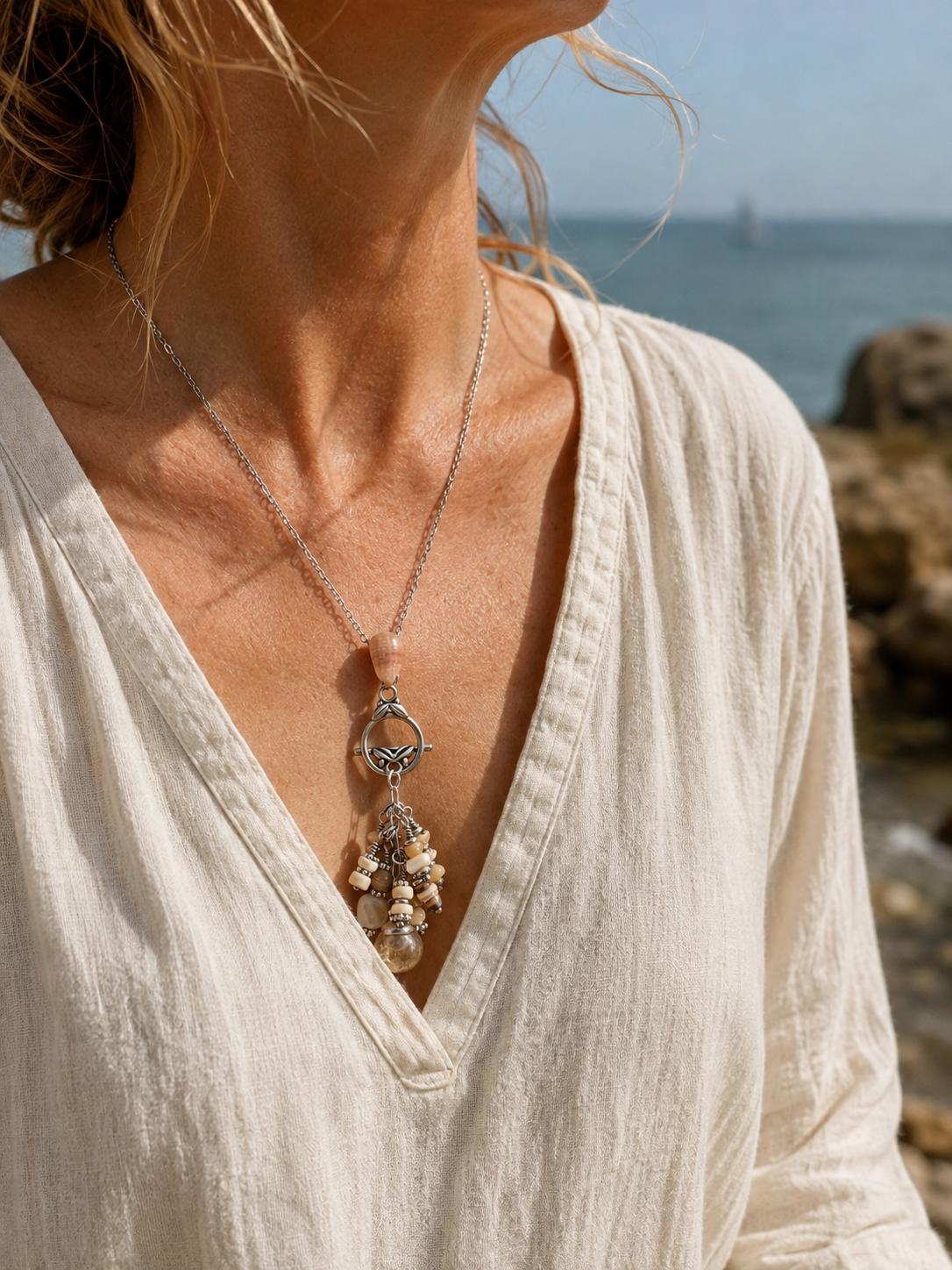 Collier pendentif grappe bohème - perle de verre eau de mer, coquillageet perles de nacre naturelle