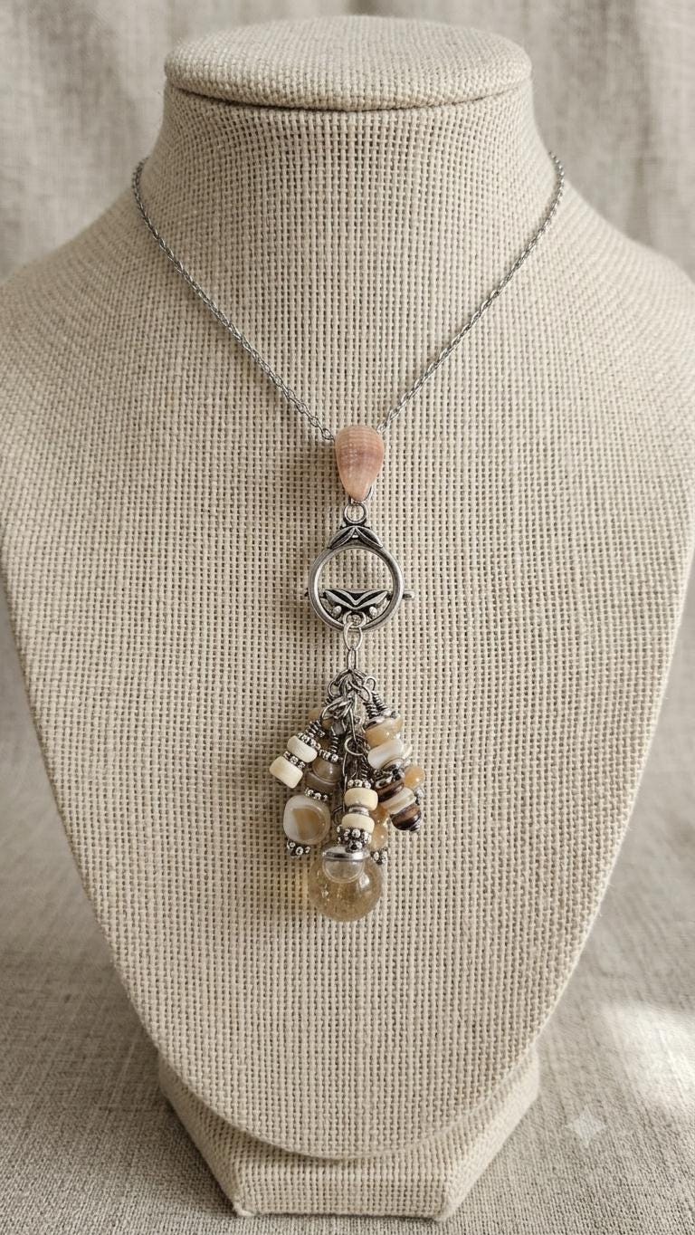 Collier pendentif grappe bohème - perle de verre eau de mer, coquillageet perles de nacre naturelle
