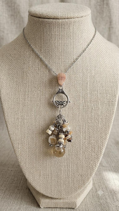 Collier pendentif grappe bohème - perle de verre eau de mer, coquillageet perles de nacre naturelle