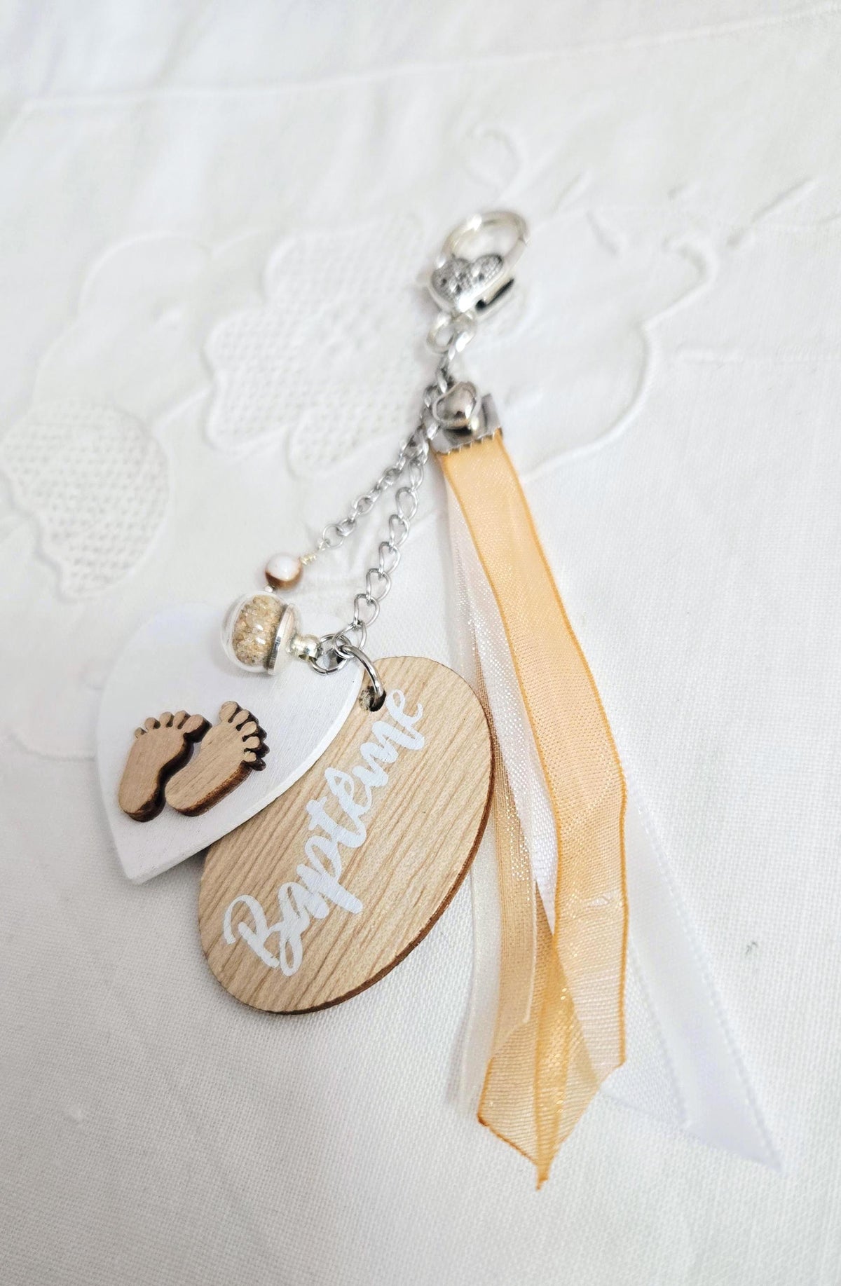 Porte-bonheur cadeau de baptême bois et rubans