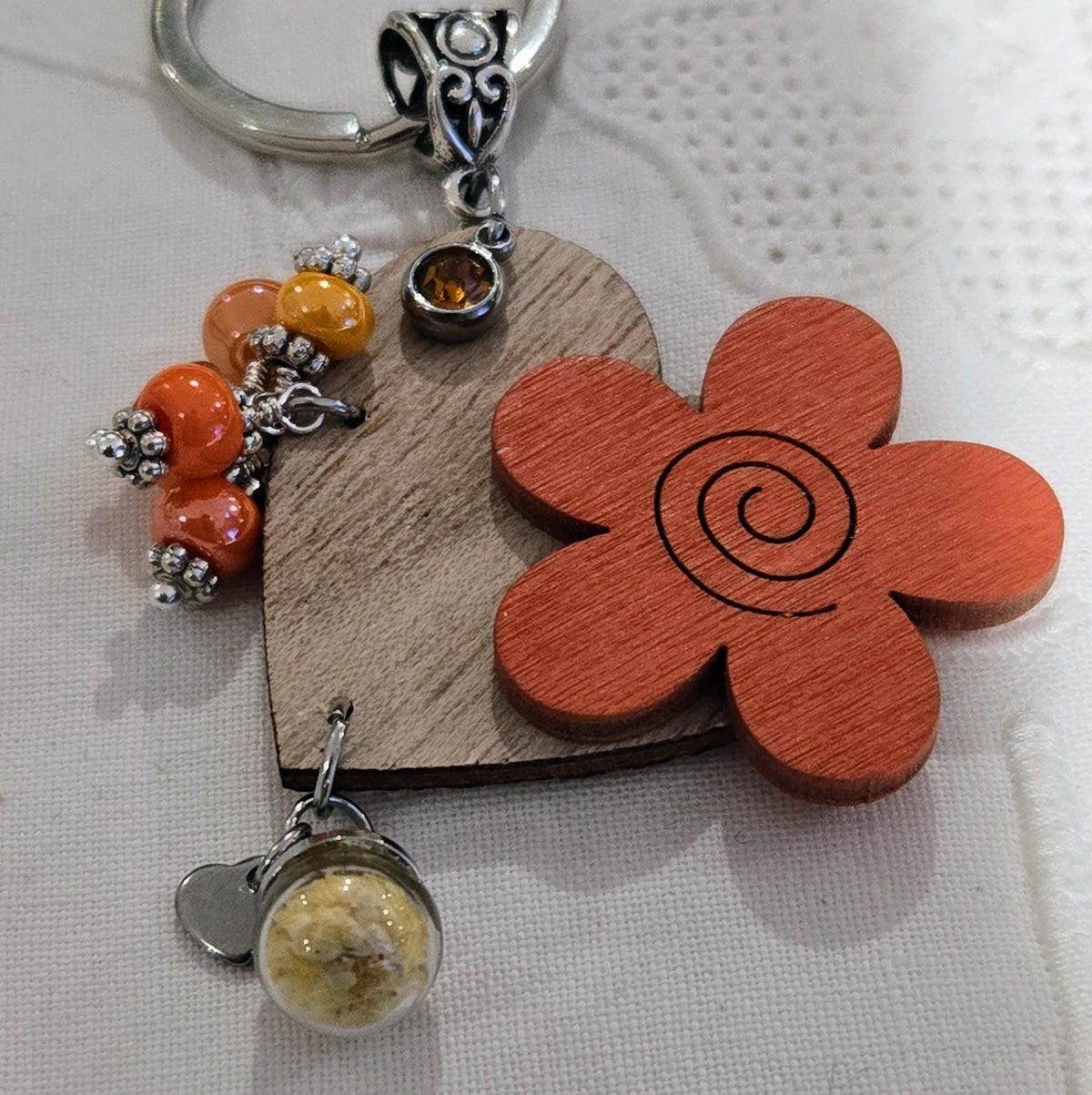 Porte-clés coeur bois et perles personnalisable
