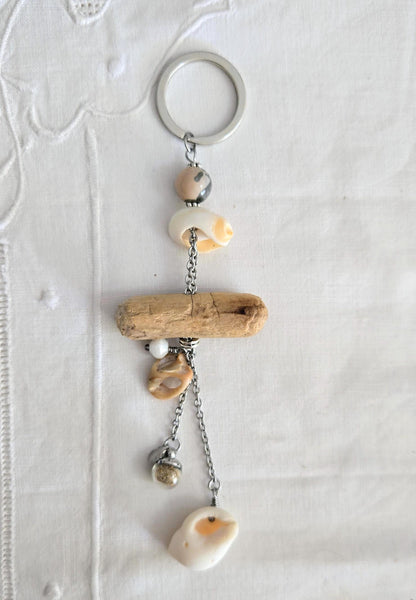 Porte-clés coquillages, bois flotté et sable de plage