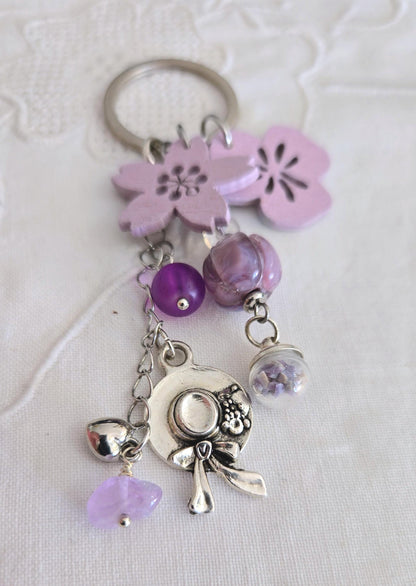 Porte-clés mauve violet floral, charm chapeau, perle coquillage