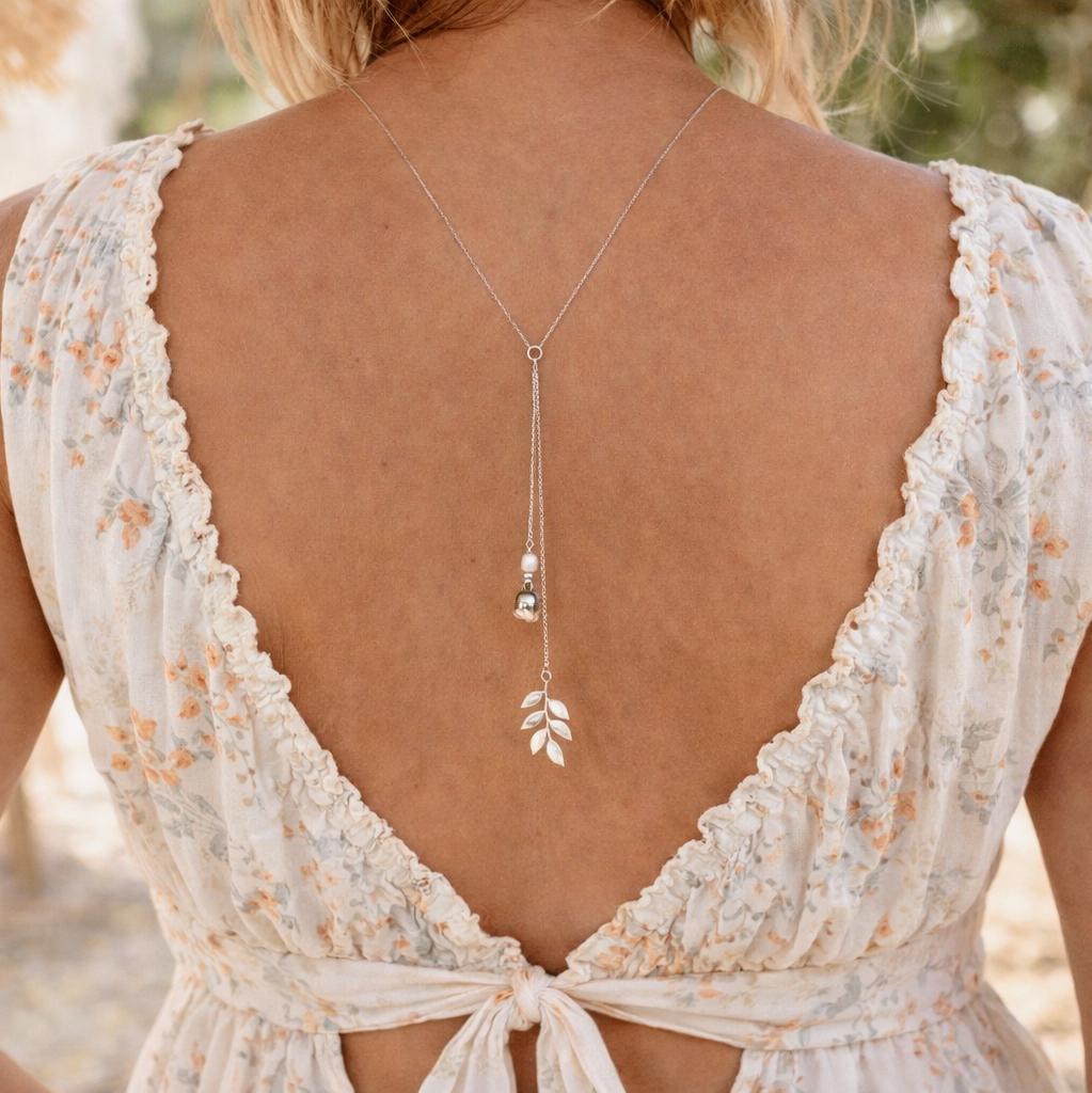 Collier de dos, nature et bohème