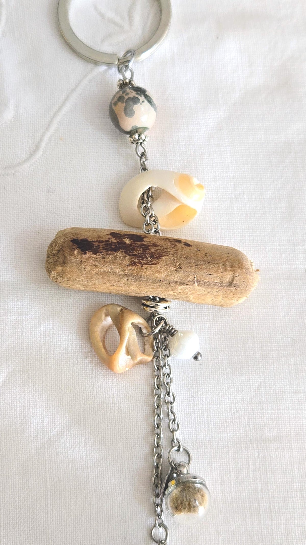 Porte-clés coquillages, bois flotté et sable de plage