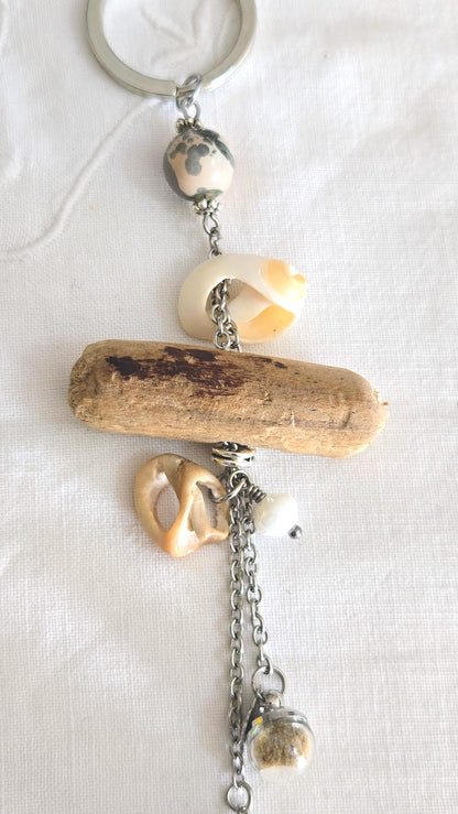 Porte-clés coquillages, bois flotté et sable de plage