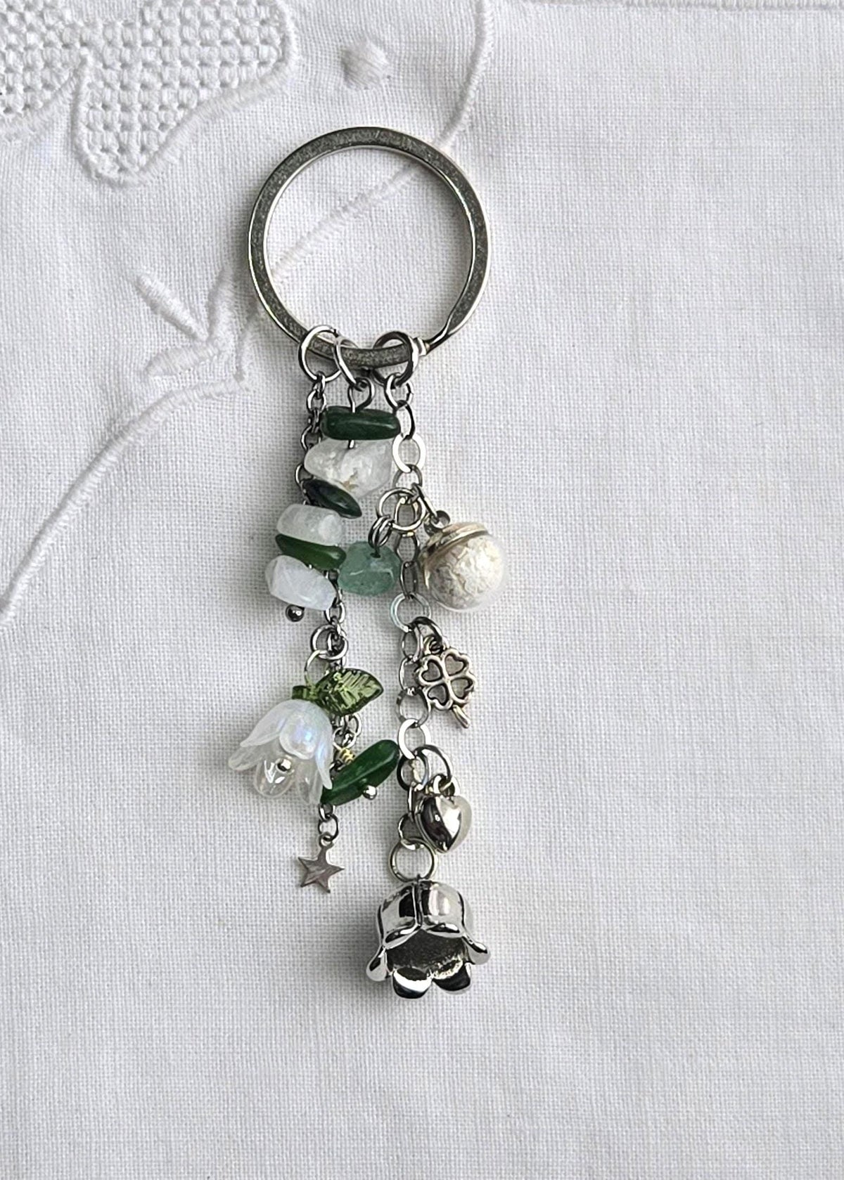 Porte-clés porte-bonheur Muguet, pierre naturelles et éclats de coquillage