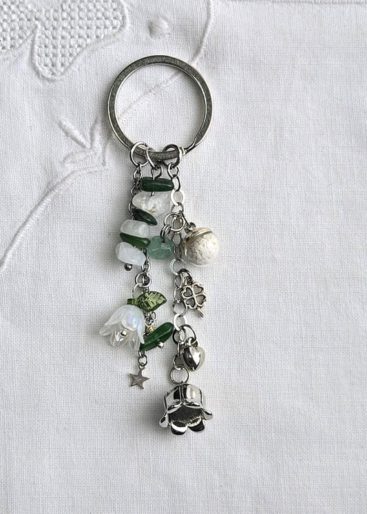 Porte-clés porte-bonheur Muguet, pierre naturelles et éclats de coquillage
