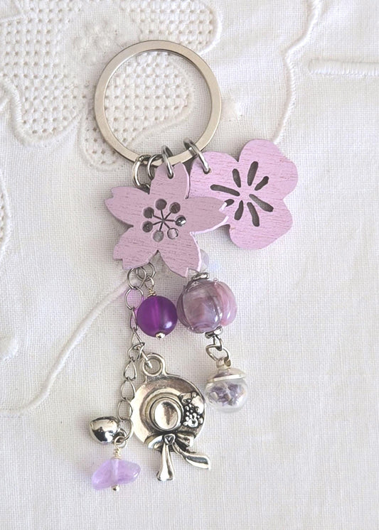 Porte-clés mauve violet floral, charm chapeau, perle coquillage