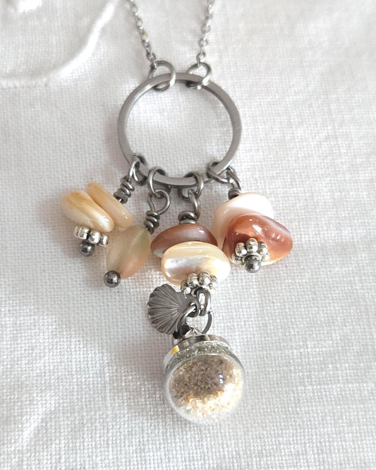 Collier perles de nacre et sable naturel