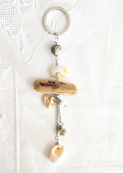 Porte-clés coquillages, bois flotté et sable de plage