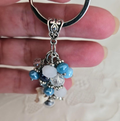 Porte-clés, bijou de sac, perles bleues et coquillage