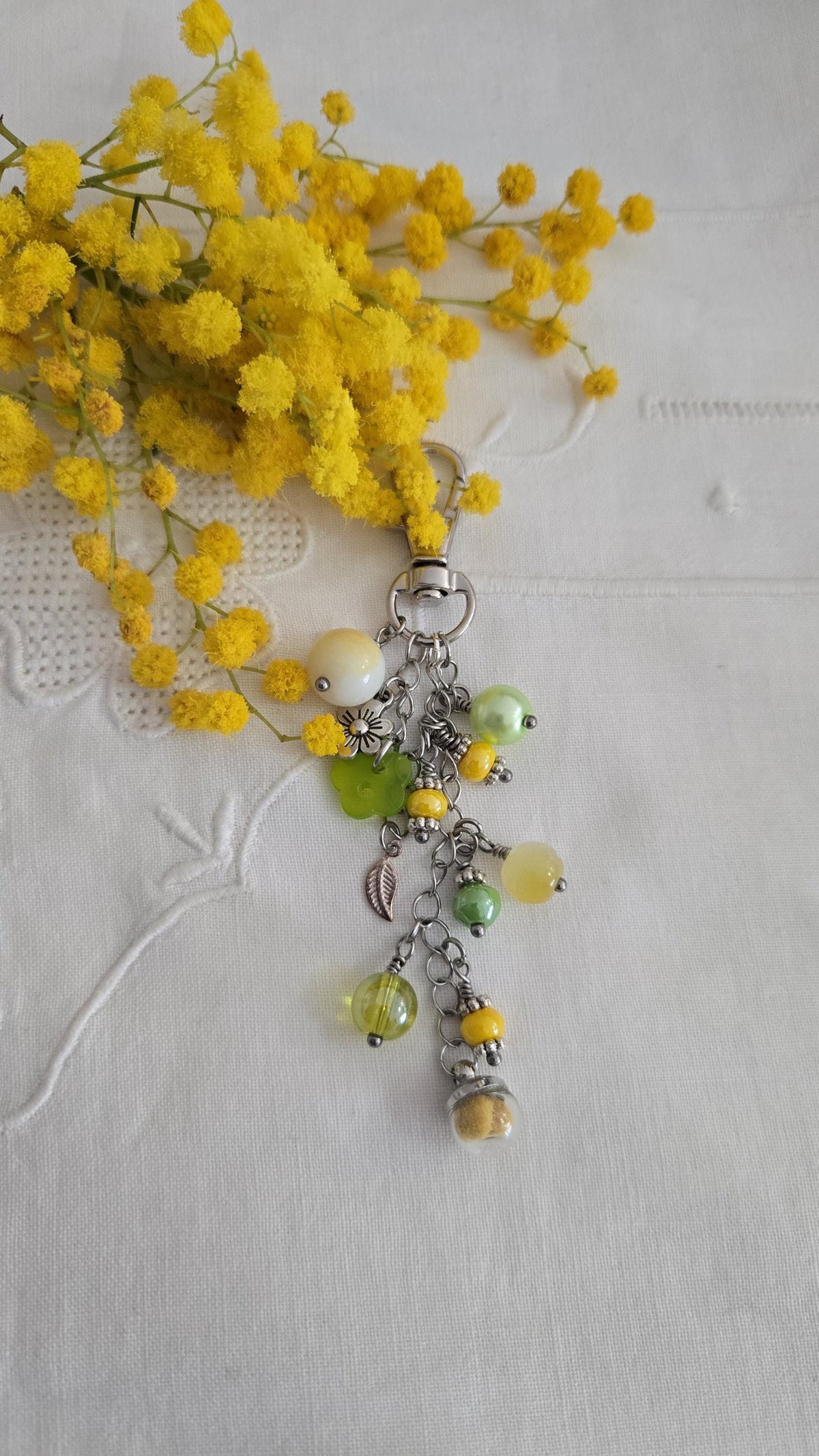Porte-clés perles de verre et  fleur de Mimosa