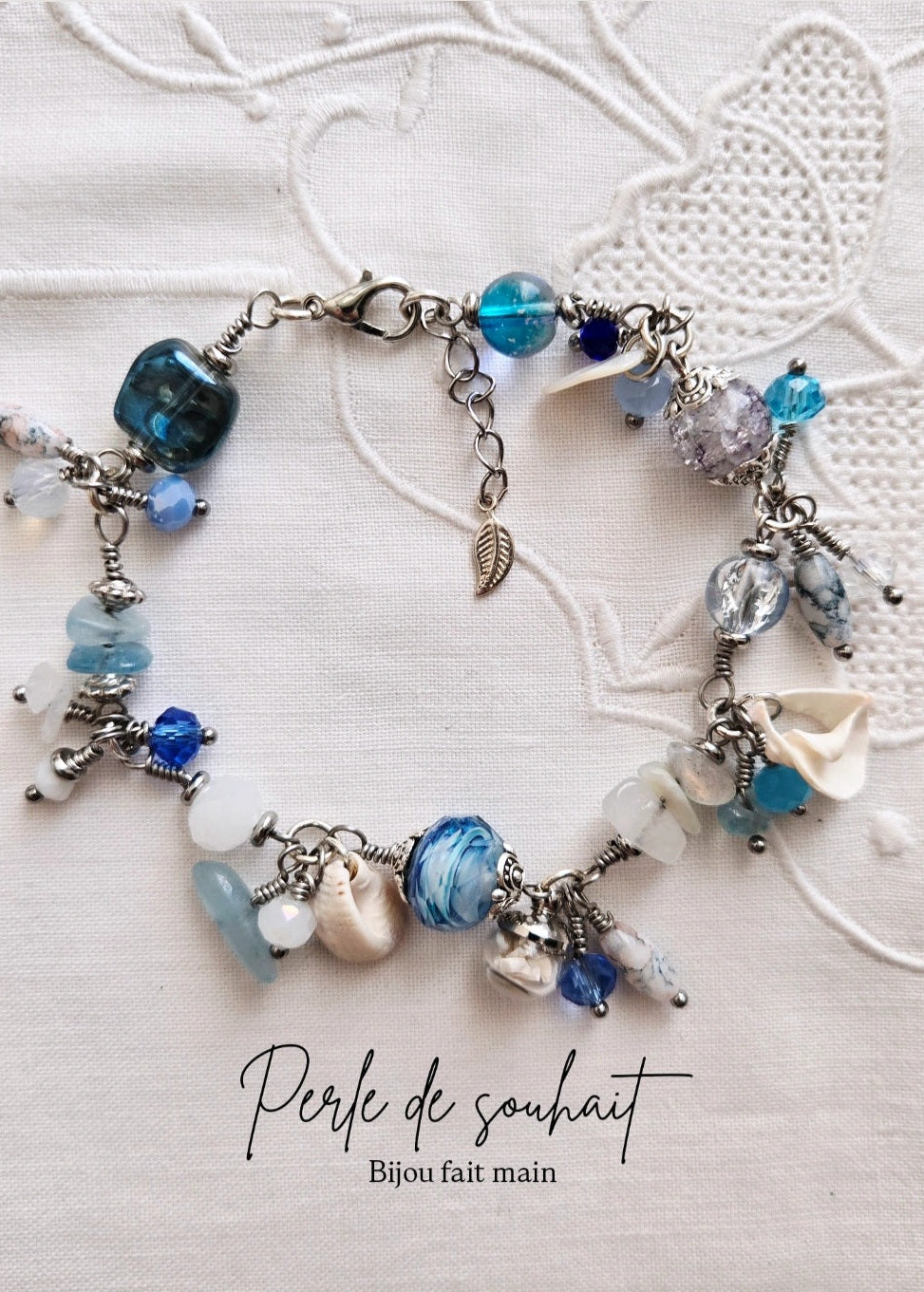 Bracelet perles bleues et coquillages