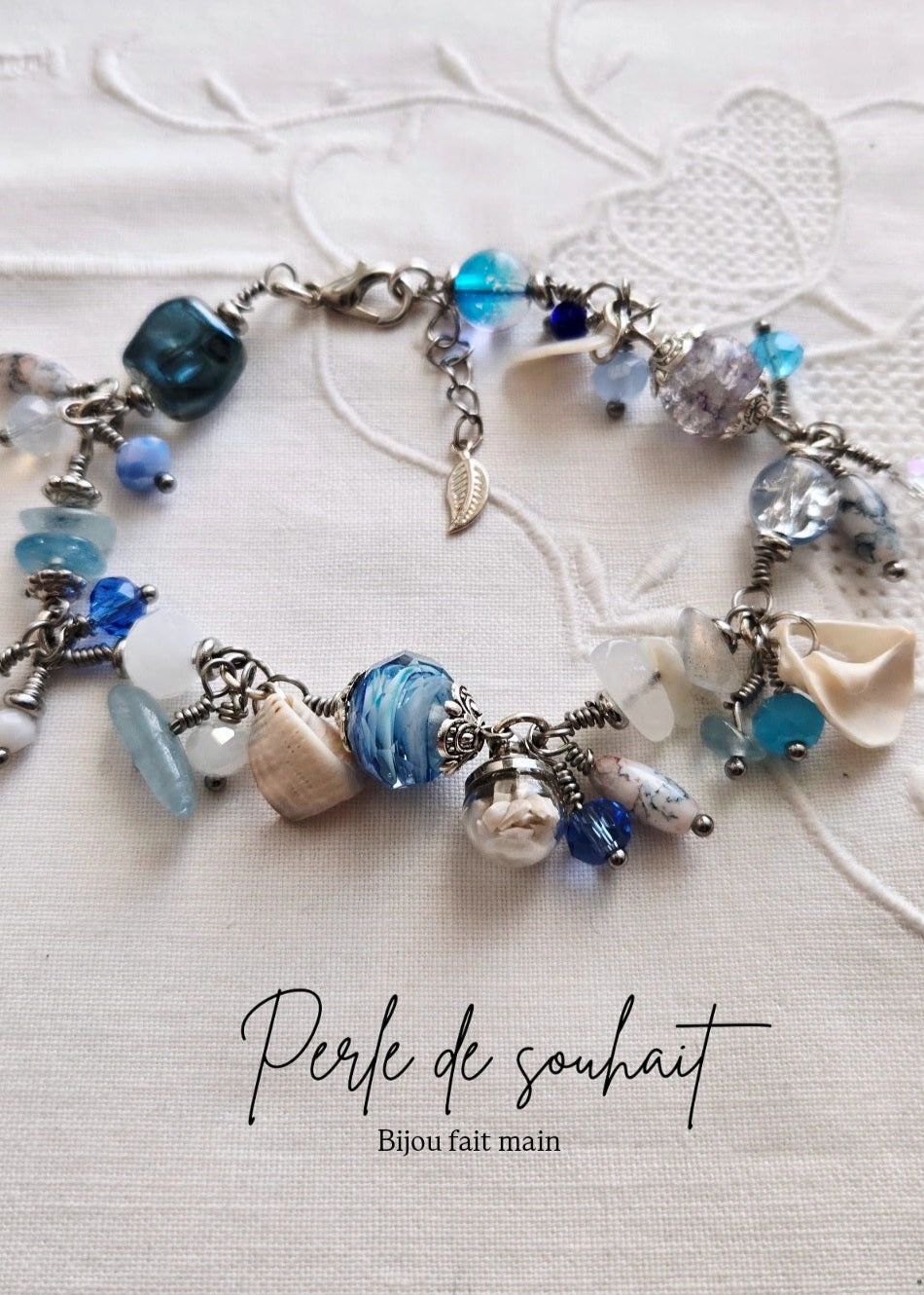 Bracelet perles bleues et coquillages