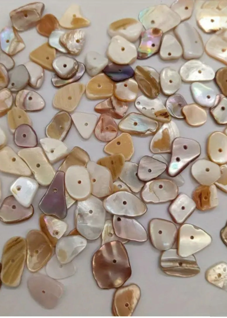 Collier perles de nacre et éclats de coquillages