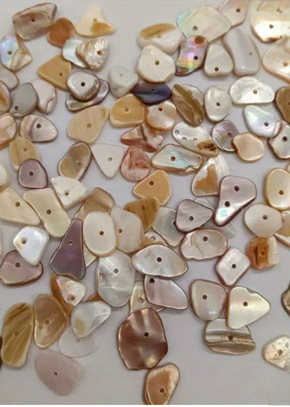 Collier perles de nacre et éclats de coquillages