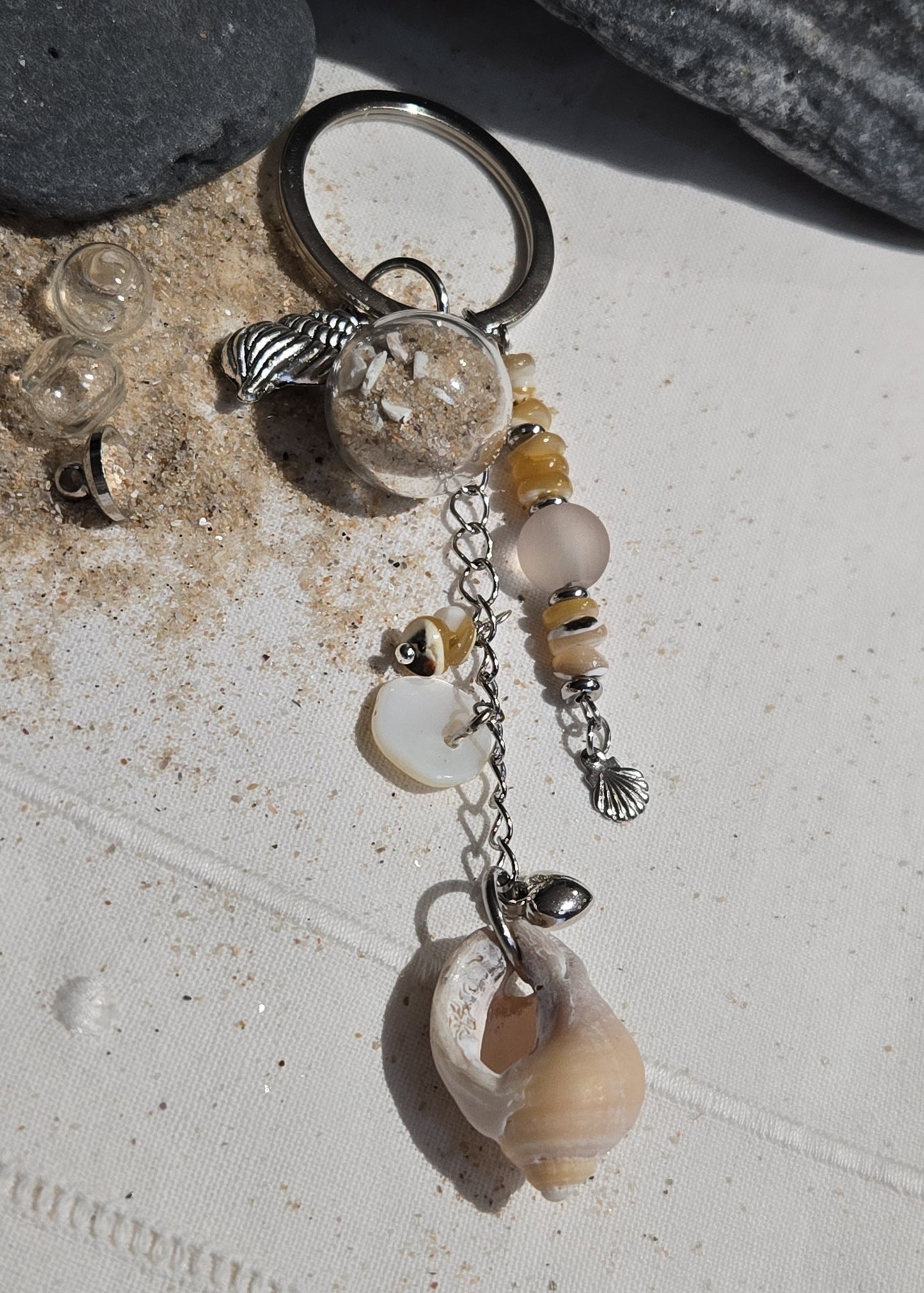 Porte-clés nacre coquillage et sable de plage