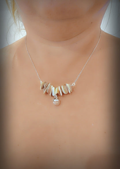 Collier perles de nacre et éclats de coquillages