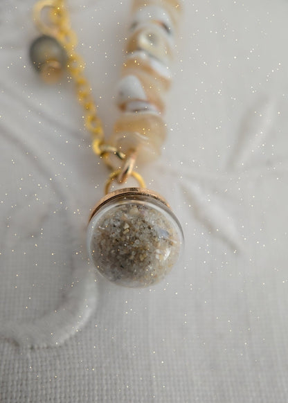 Collier nacre et sable de plage