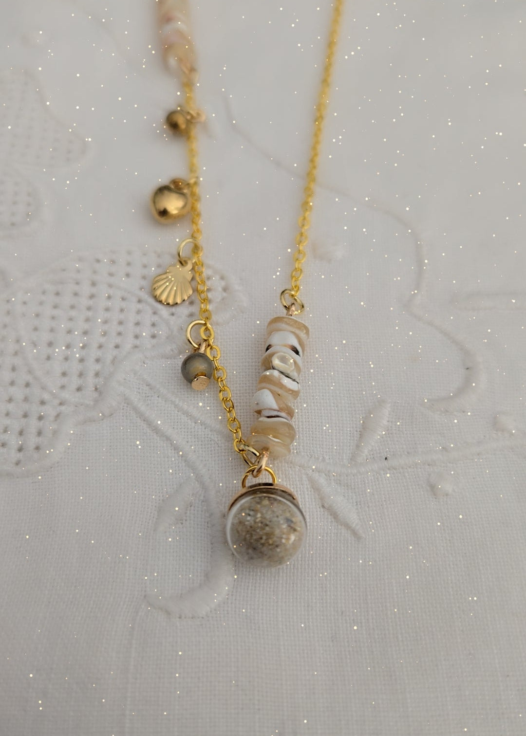Collier nacre et sable de plage
