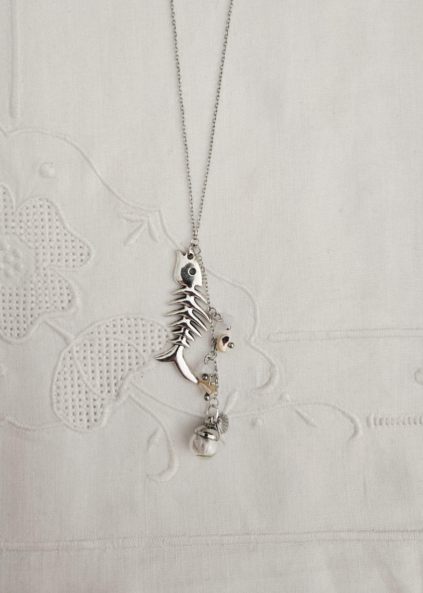 Collier nacre et charm poisson