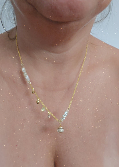 Collier nacre et sable de plage