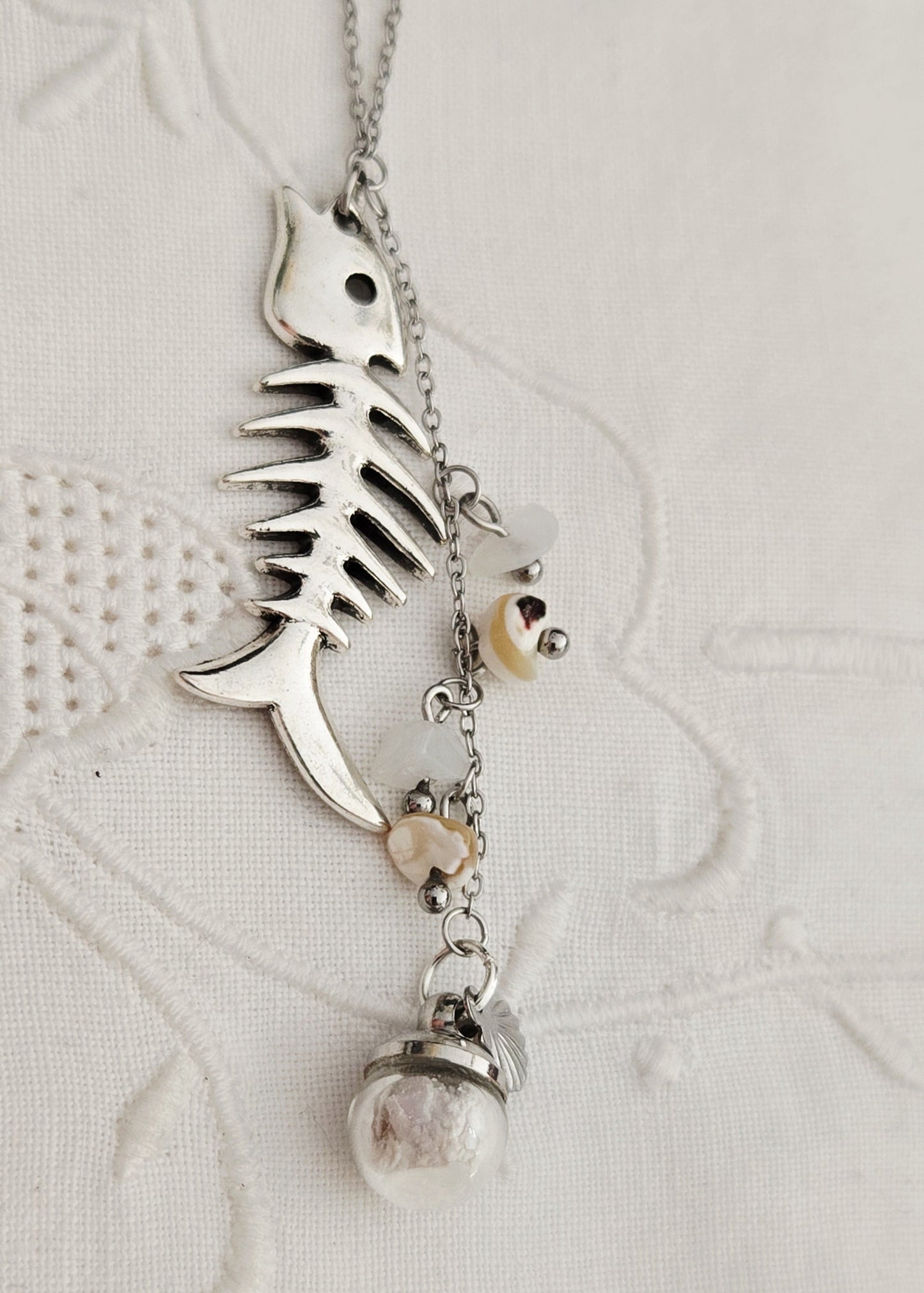 Collier nacre et charm poisson