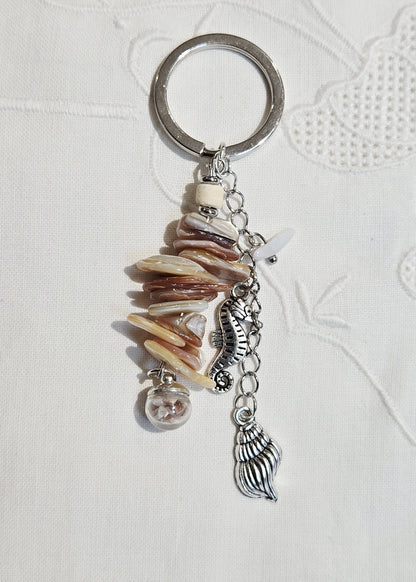 Porte-clés nacre et charms marin