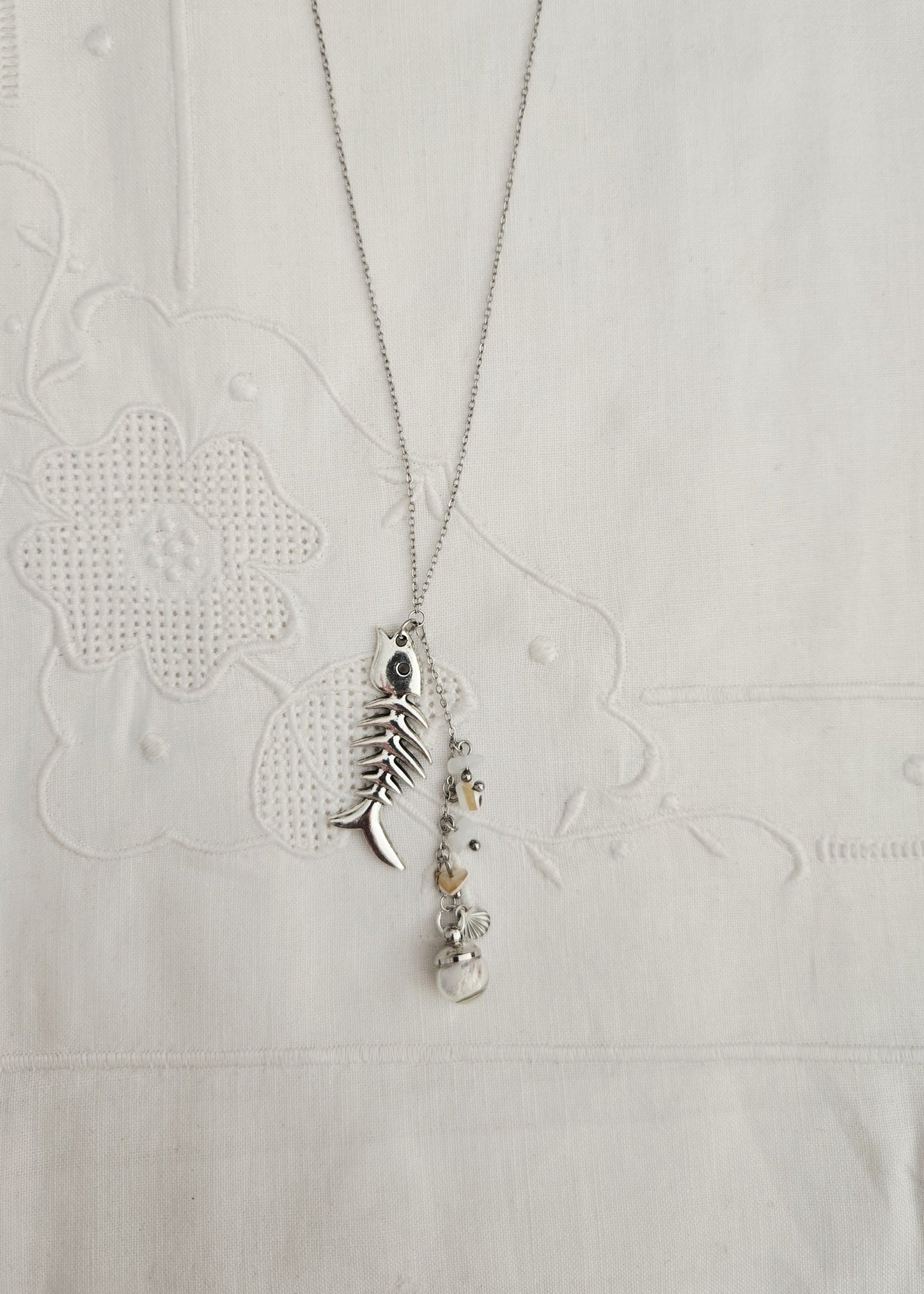 Collier nacre et charm poisson
