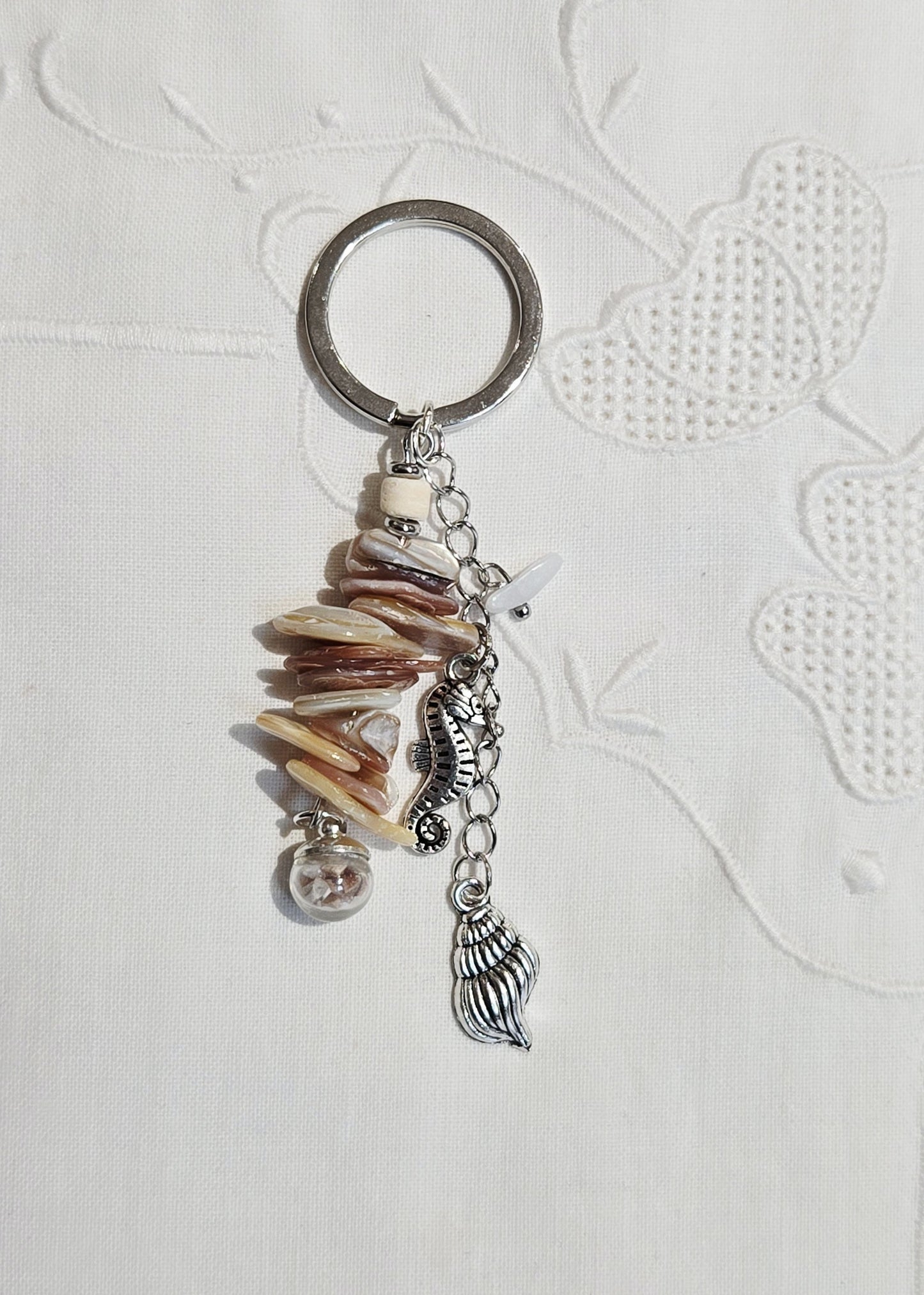 Porte-clés nacre et charms marin