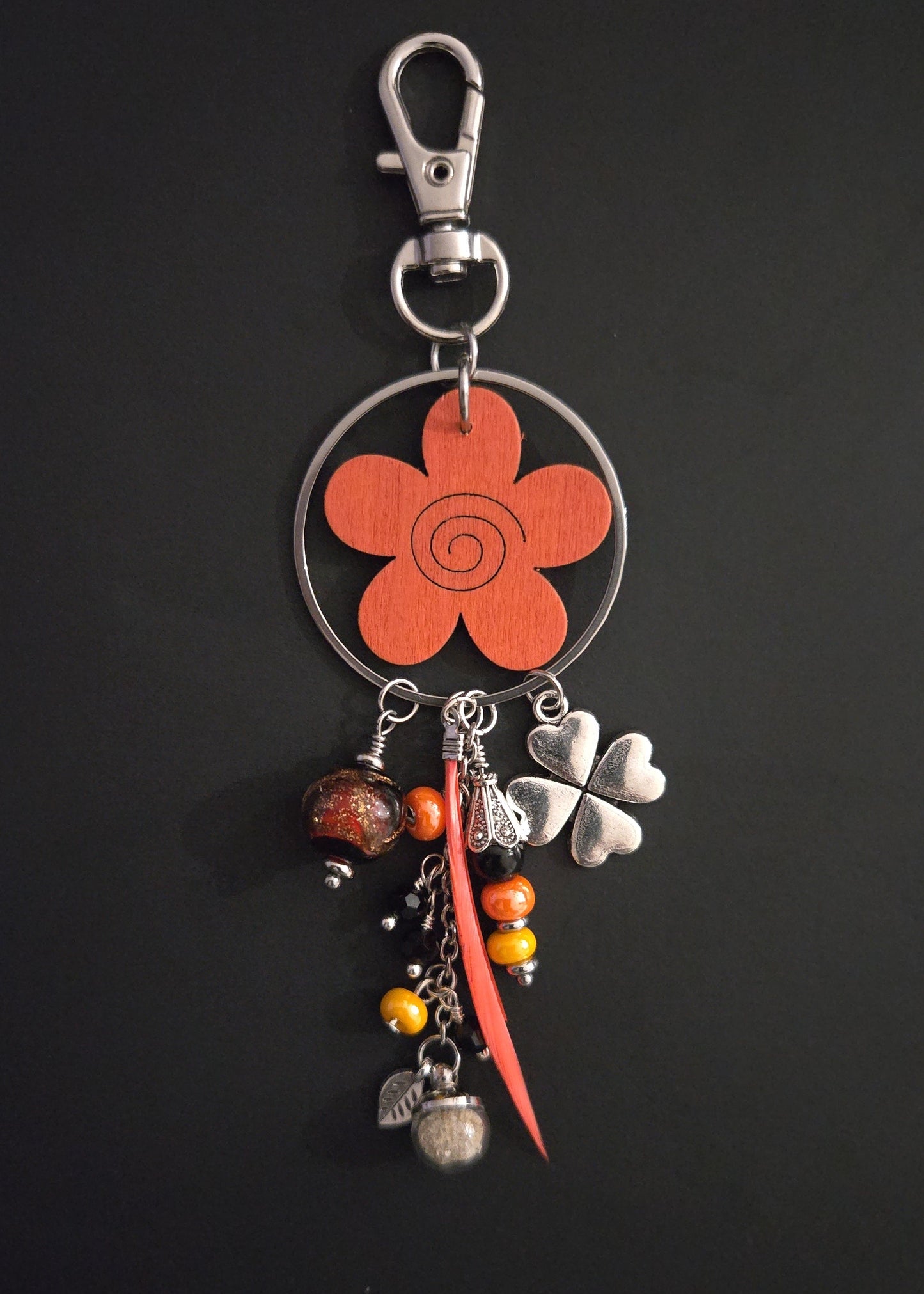 Porte-clés floral en bois et sable de plage