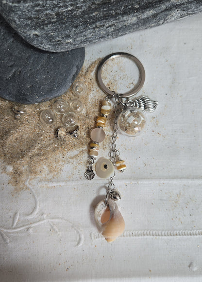 Porte-clés nacre coquillage et sable de plage