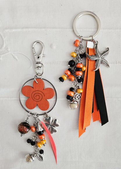 Porte-clés rubans orange et noir avec sable de plage