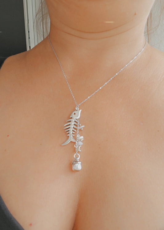 Collier nacre et charm poisson