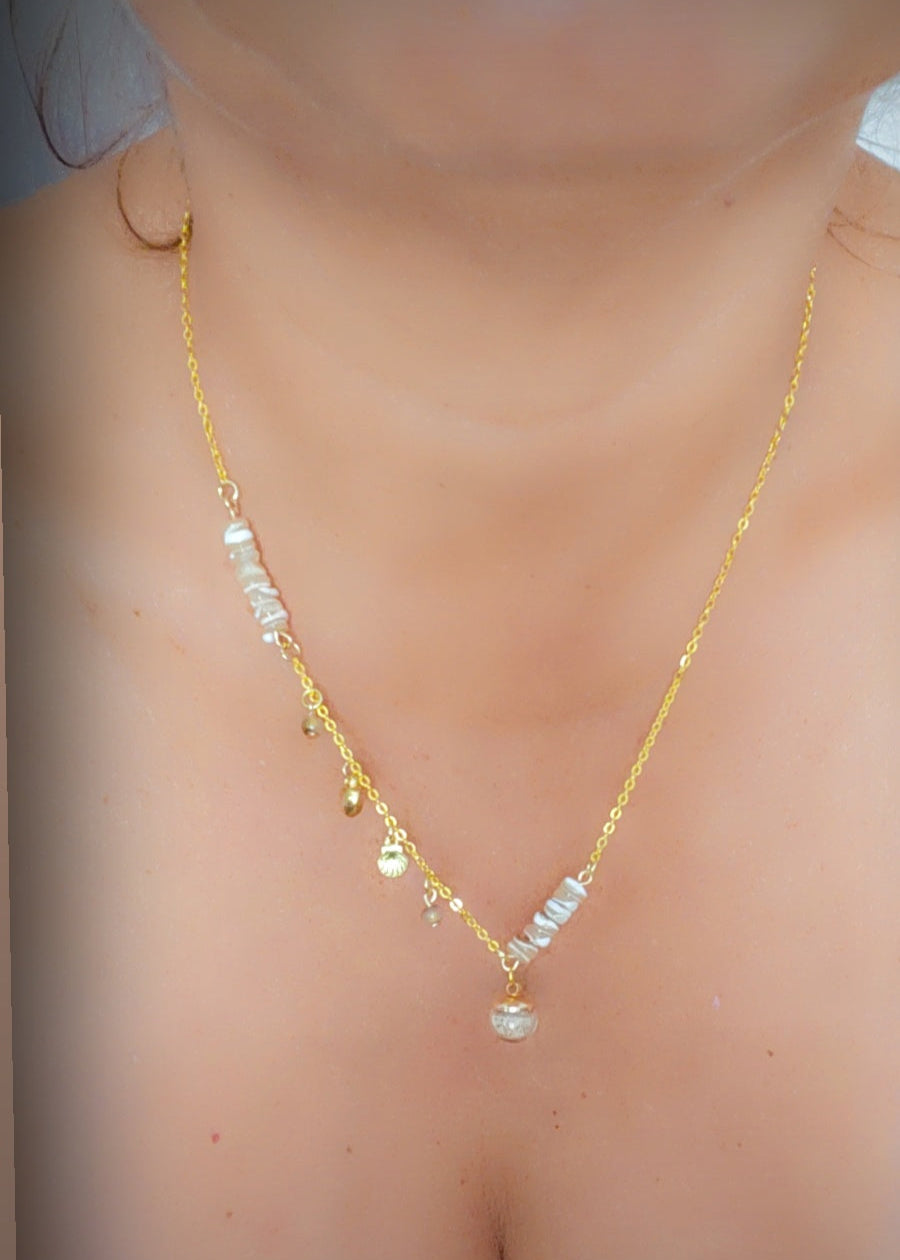 Collier nacre et sable de plage
