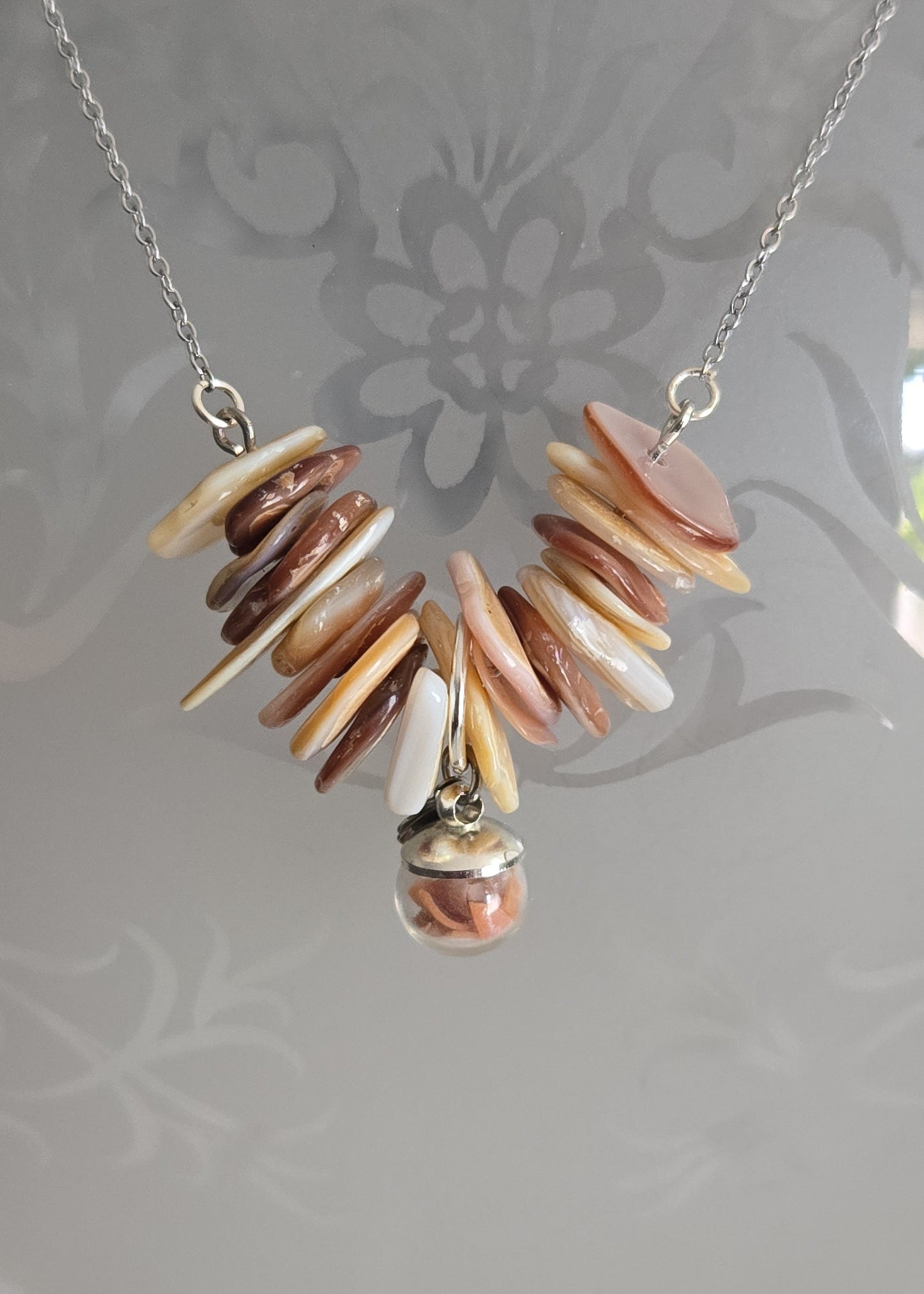 Collier perles de nacre et éclats de coquillages