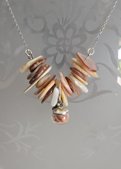 Collier perles de nacre et éclats de coquillages