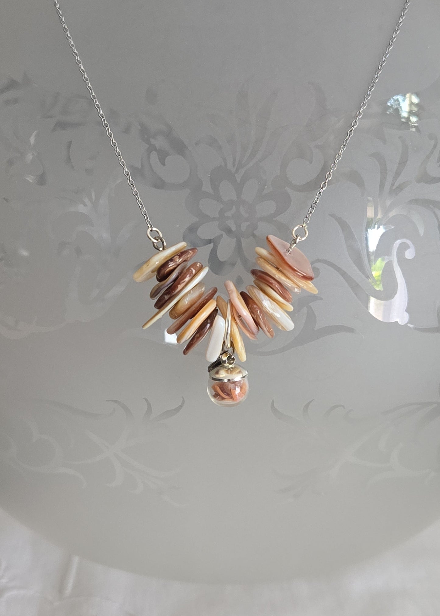 Collier perles de nacre et éclats de coquillages