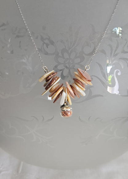 Collier perles de nacre et éclats de coquillages