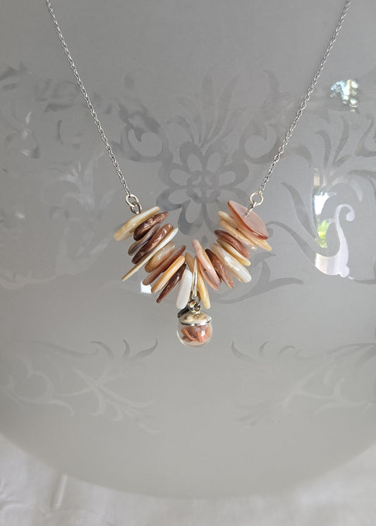 Collier perles de nacre et éclats de coquillages