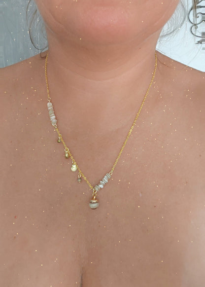 Collier nacre et sable de plage